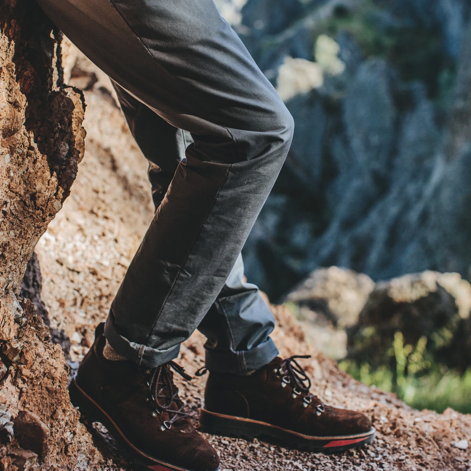 The Travel Chino In Charcoal - Image 5