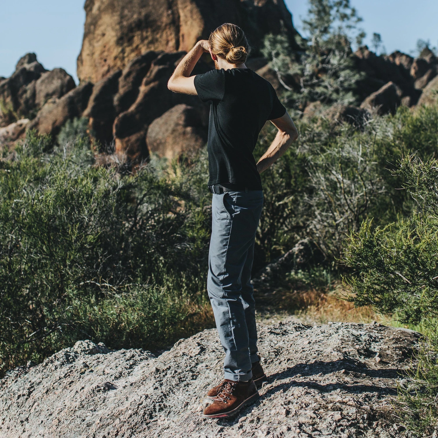 The Travel Chino In Charcoal - Image 4