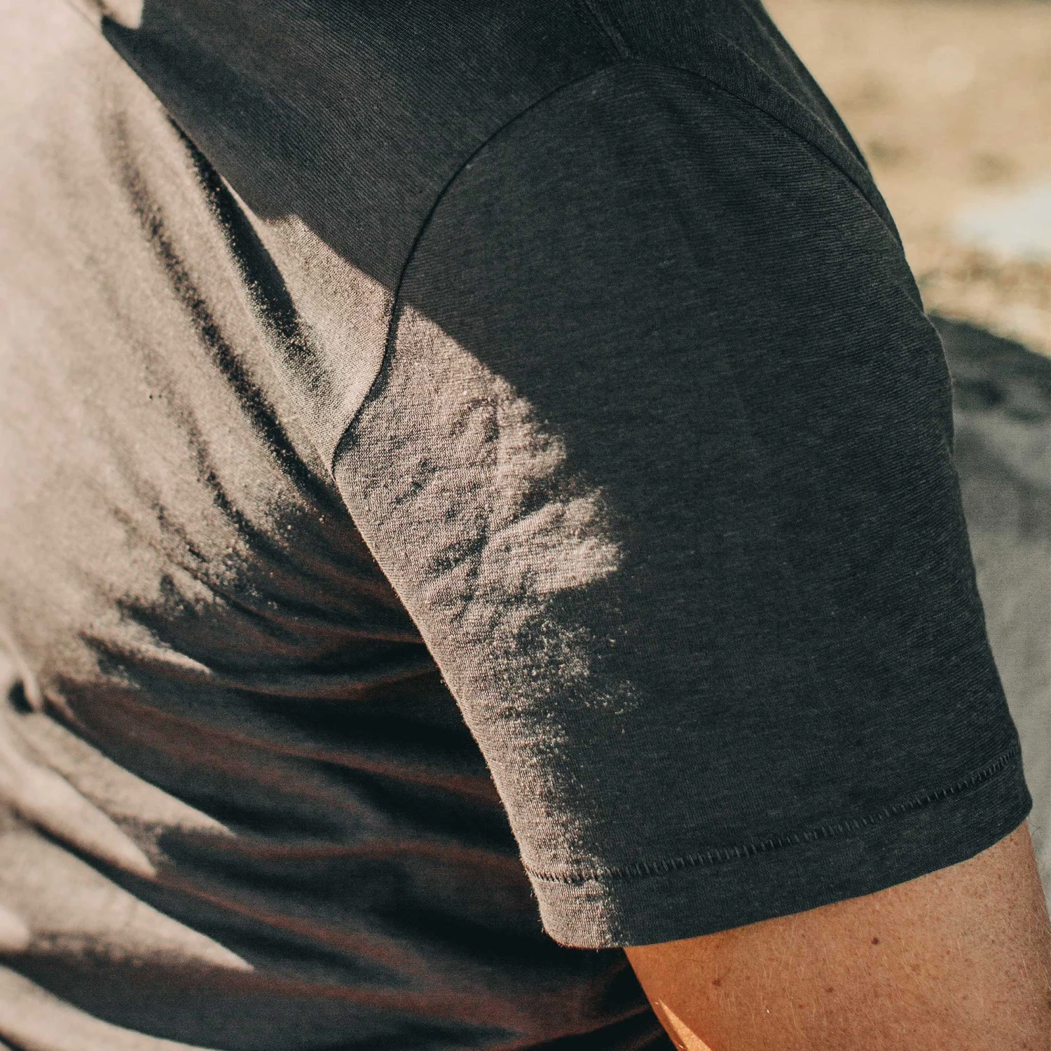 The Cotton Hemp Tee In Charcoal - Image 4