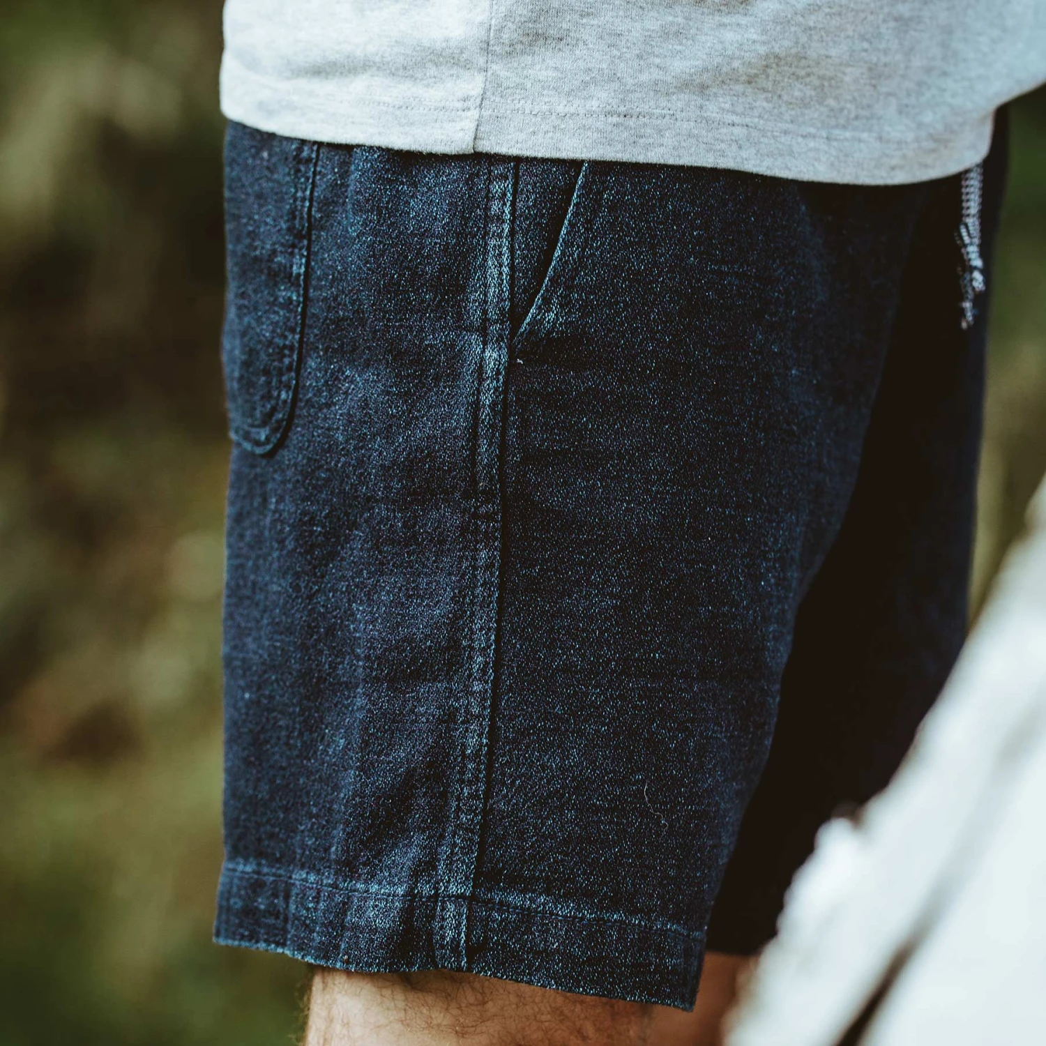 The Après Short In Indigo Crepe - Image 5